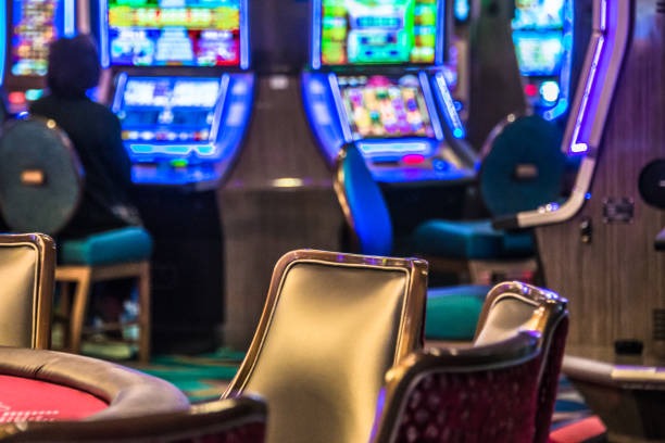 Golden Toad game interface showing table limits, chat window, and live dealer feed